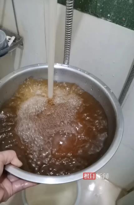 低息配资股票 广东江门多片区自来水呈黄色, 居民称“炒菜省了酱油”, 水务部门回应